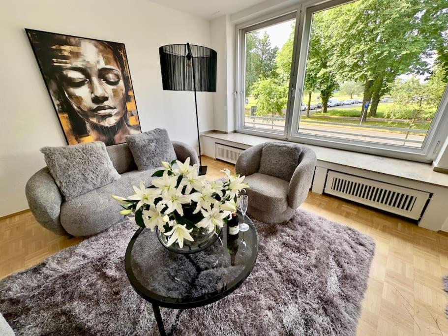 Apartment Schönster Rheinblick Messe Parken Luxus 10 Person Düsseldorf